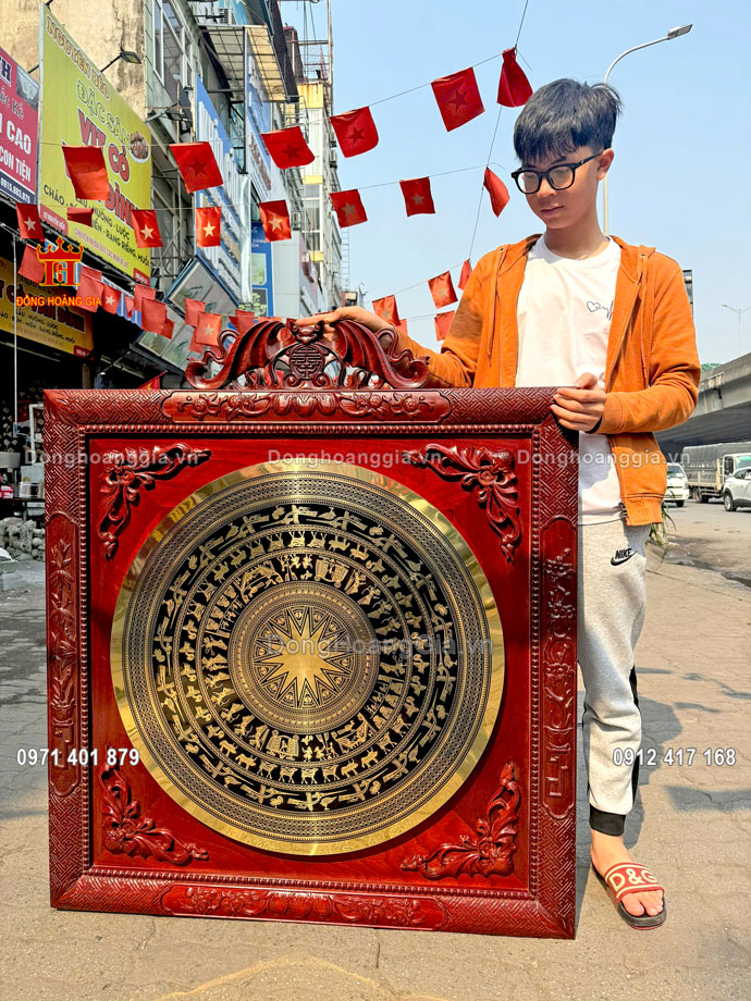 Tranh mặt trống đồng ăn mòn khung hương là dòng sản phẩm cao cấp tại Hoàng Gia